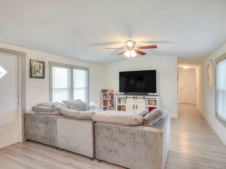 12552 Farmettes Rd — Photo 4