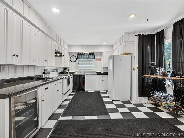 1525 Hillcrest Dr — Photo 15