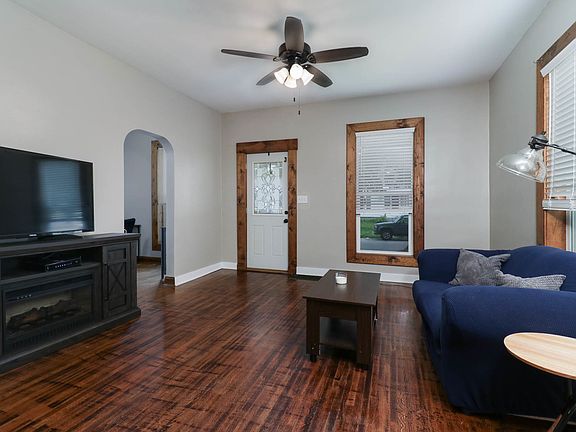 2nd image of 609 E Market St