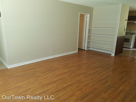 5th image of 221 Townsend Dr