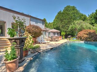 2 Tuckahoe Rd, Southampton, NY 11968