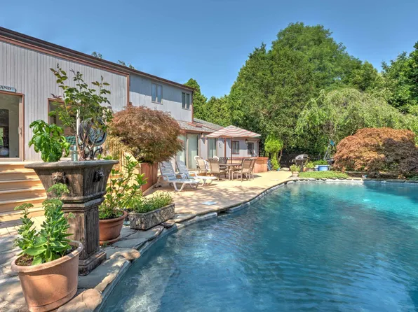 2 Tuckahoe Rd, Southampton, NY 11968