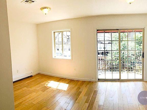4th image of 11611 Myrtle Ave APT 3