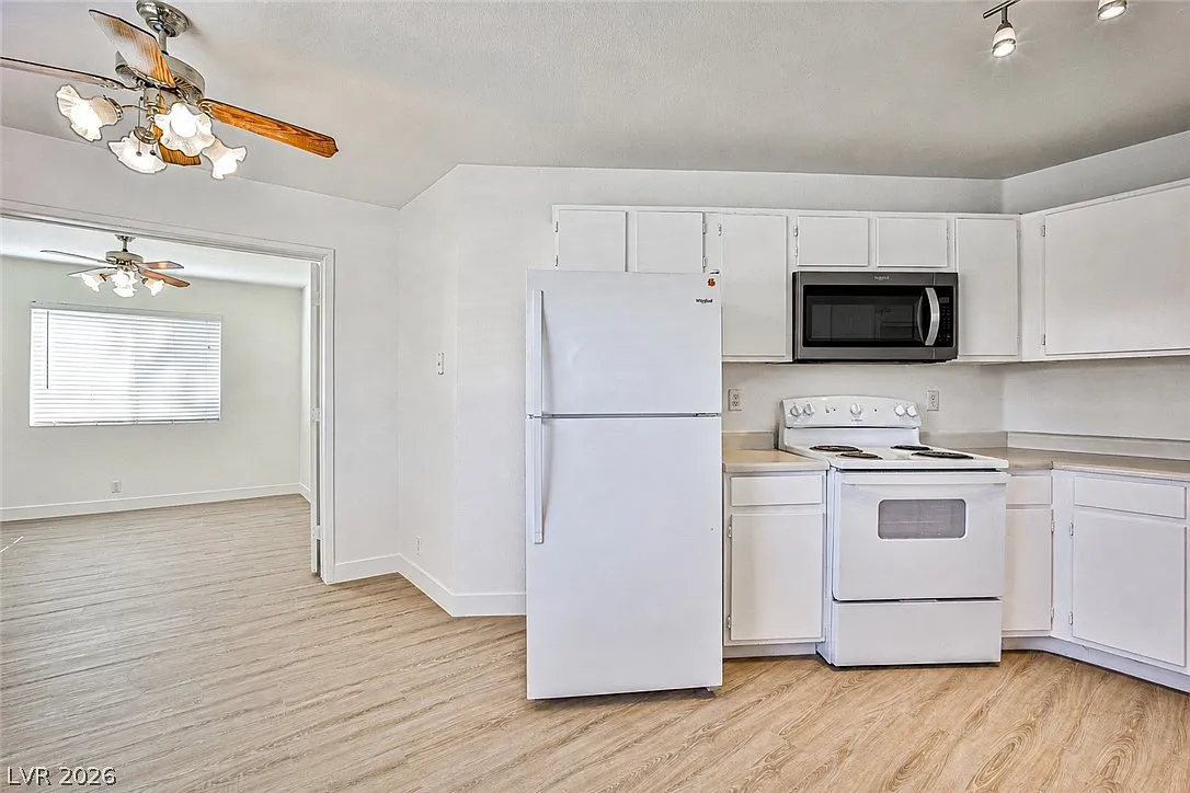 3 bed, 2.0 bath, 1222 sqft, $1,590 — Photo 2