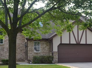 920C Oakdale Ln, Brookfield, WI 53045