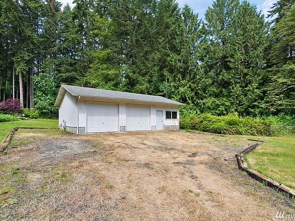 3rd image of 8593 Jennifer Ln NE