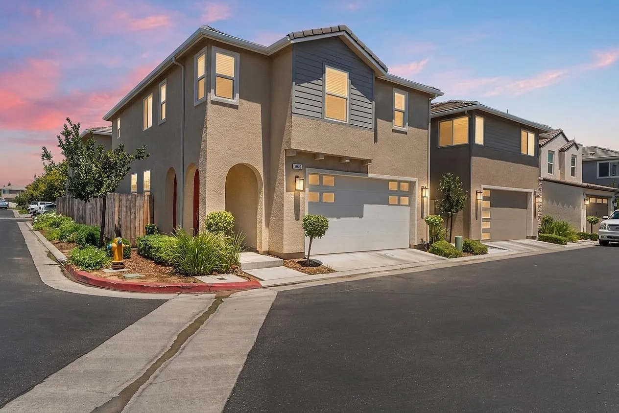 3 bed, 2.5 bath, 1656 sqft, $2,695 — Photo 1