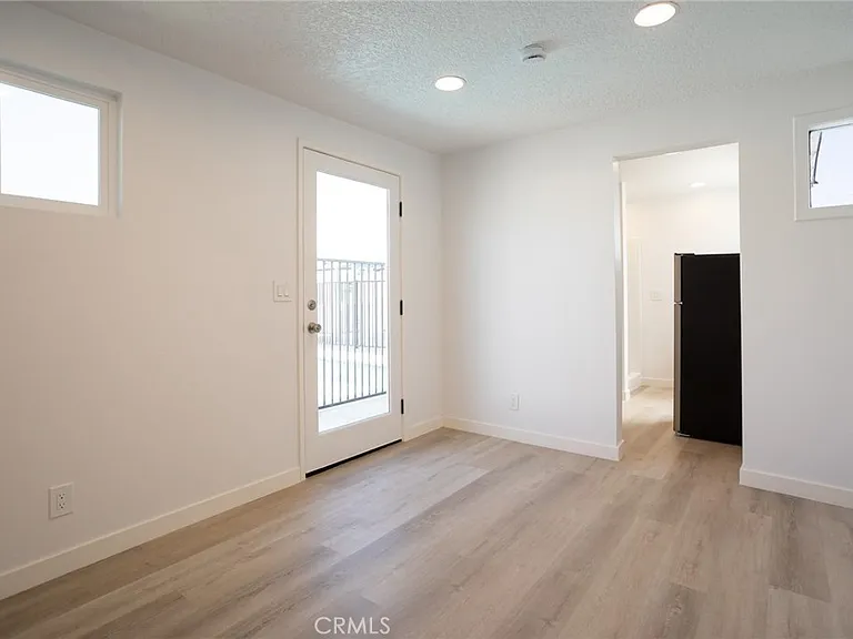 11801 Rexford Rd — Photo 26