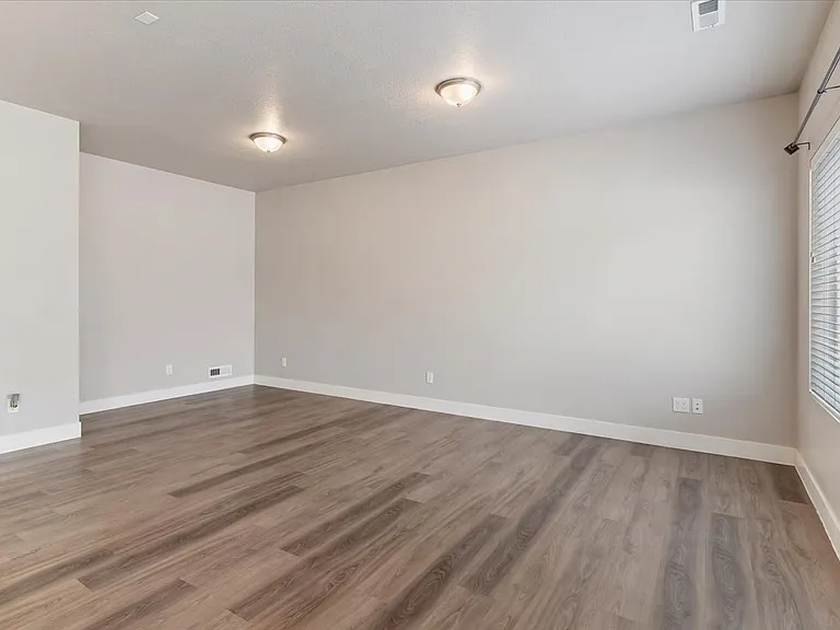423 E Penny Ln — Photo 8