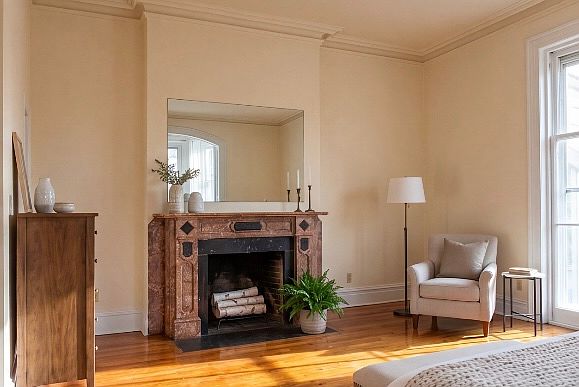 Exceptionally extra large bedroom (continued)