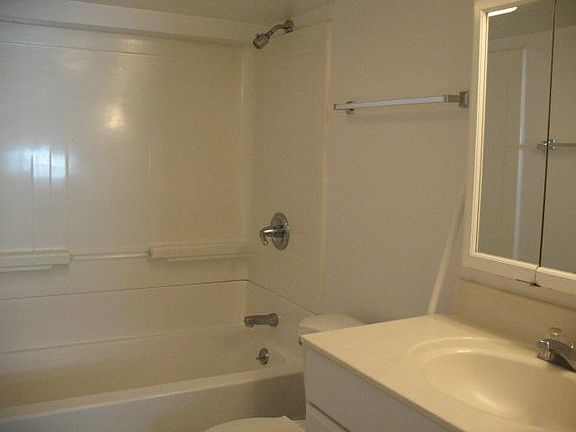 2nd image of 2344 W Cullom Ave #G