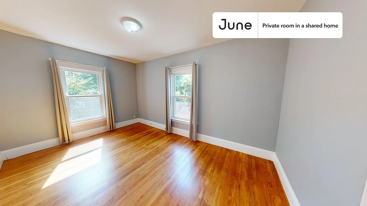 Queen bedroom in 7 bed/2 bath home in Allston #1321 D — Photo 2