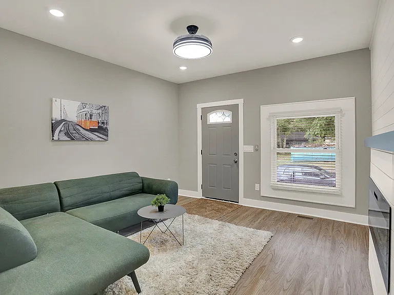 1117 E Naomi St — Photo 2