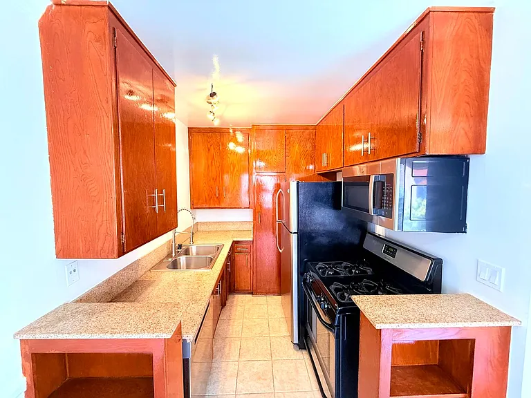 5618 Harold Way — Photo 8