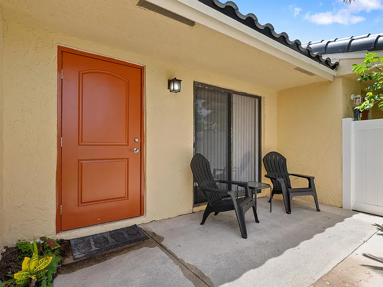6721 Bridlewood Ct — Photo 2