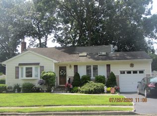 18 Victoria Rd, North Babylon, NY 11703