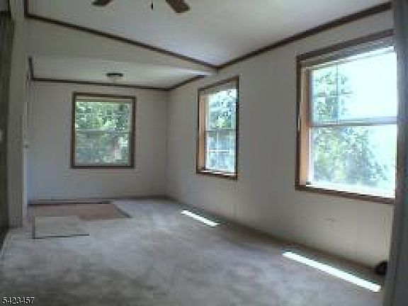 4th image of 18 Pursel St