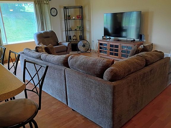 3rd image of 2467 E Porter Ave