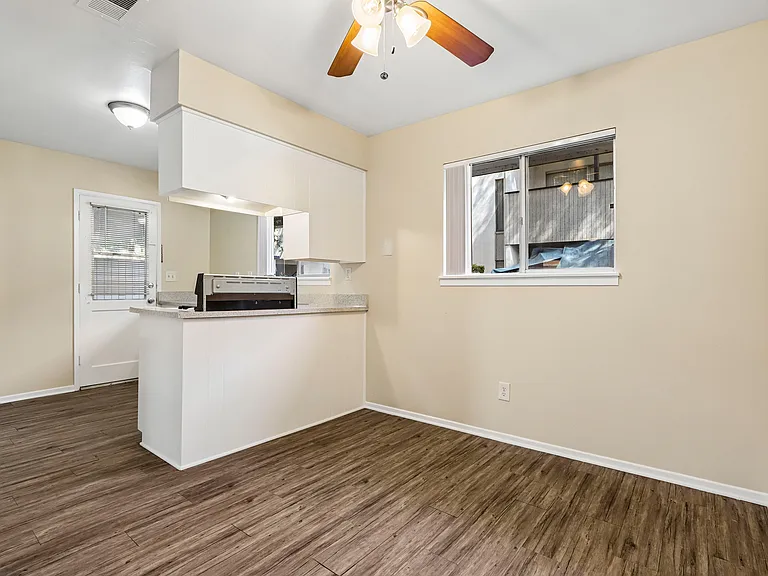 East Cypress — Photo 28