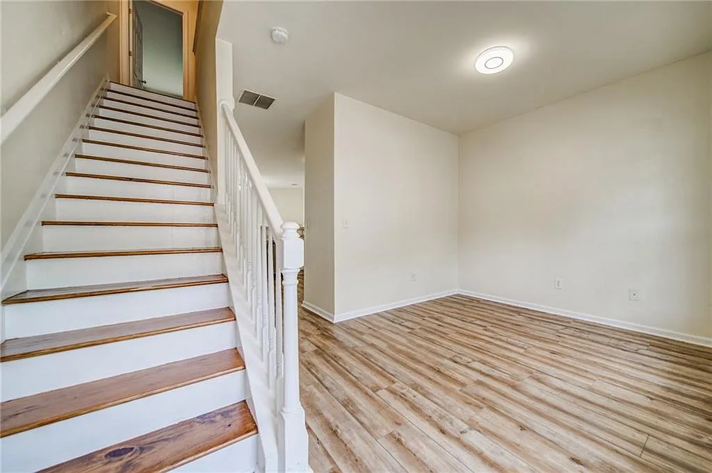2 bed, 2.5 bath, 1296 sqft, $2,000 — Photo 3