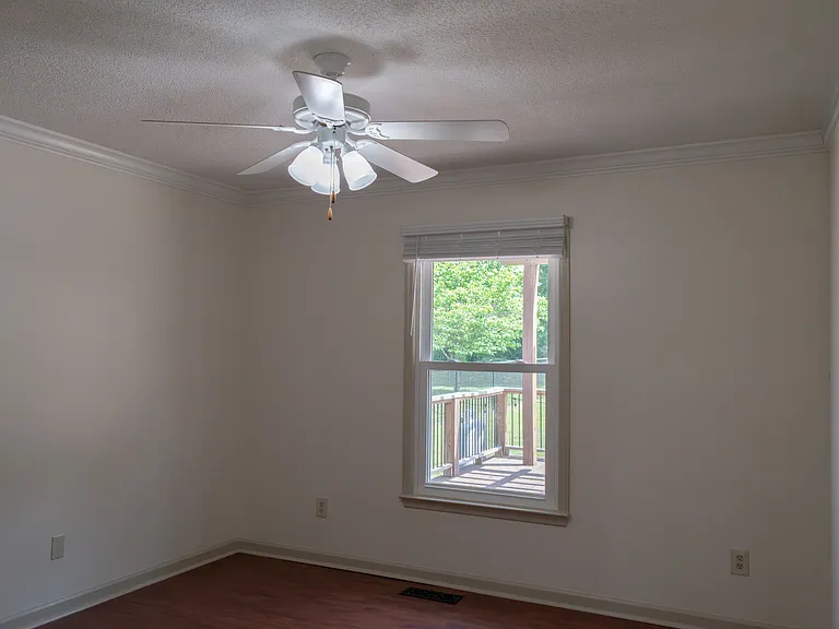 140 Thomas Dr — Photo 23