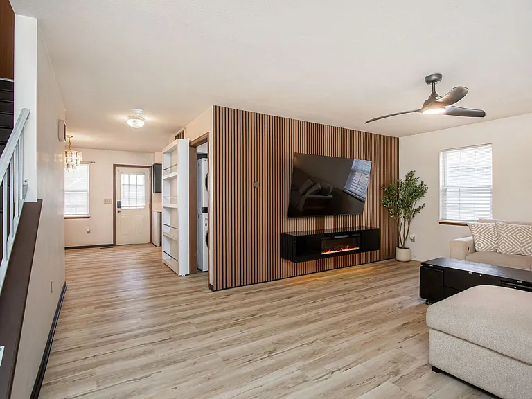 936 Camp St — Photo 10