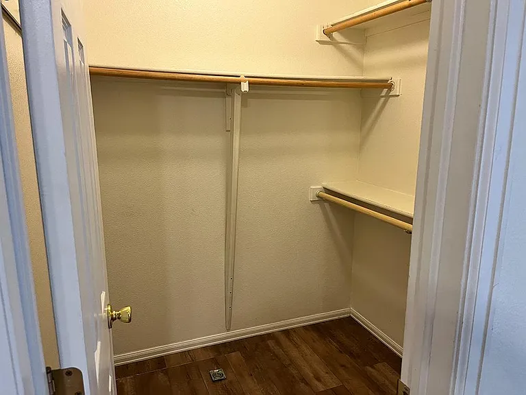 2555 Lyncrest Dr — Photo 9