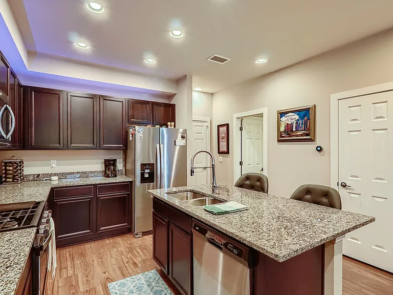 4722 N Kittredge St #2 — Photo 6