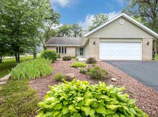 7065 Nestlewood Dr, Roscoe, IL 61073