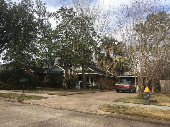 3rd image of 923 Bolton Dr