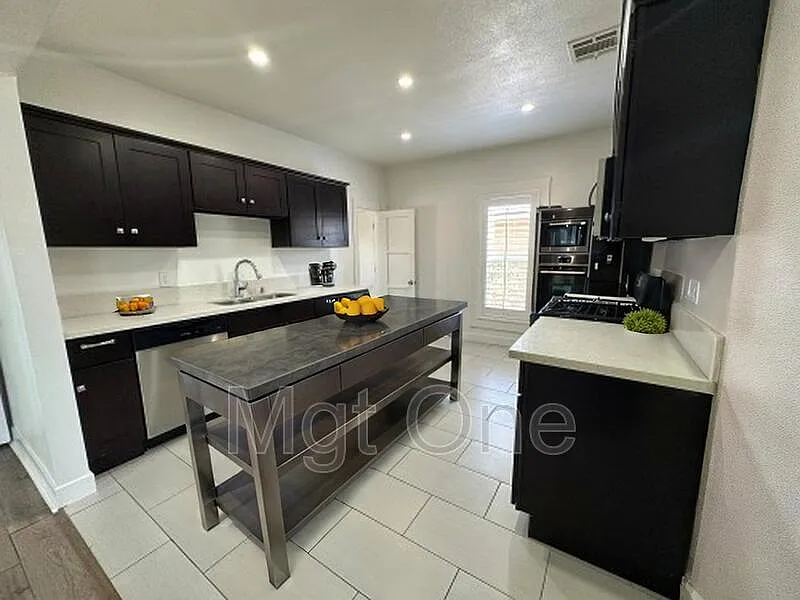 3 bed, 3.0 bath, 1675 sqft, $3,200 — Photo 3