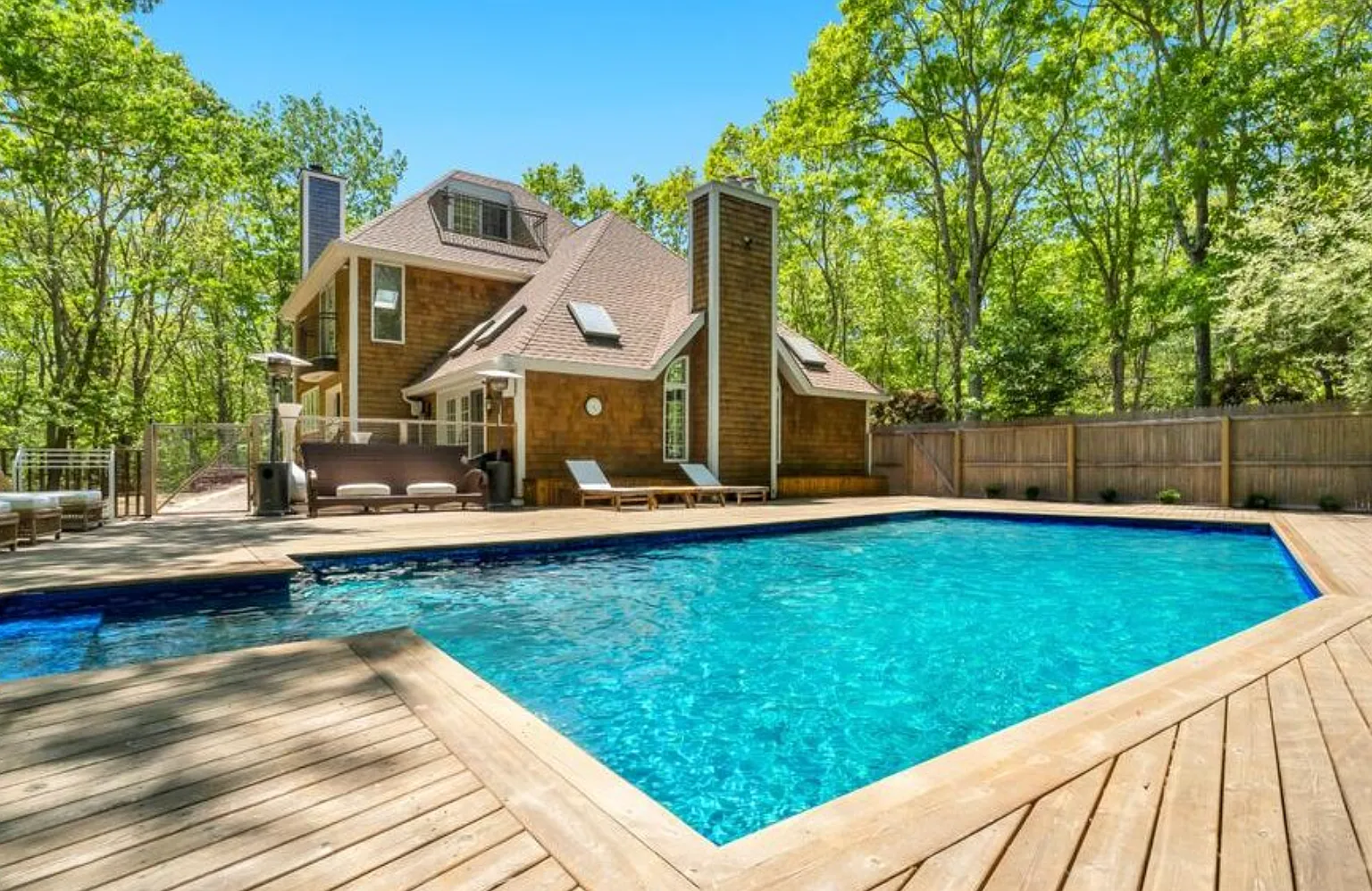 Stunning Water Mill estate with private heated pool — Photo 1
