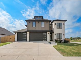 1911 Gaines St, Pea Ridge, AR 72751