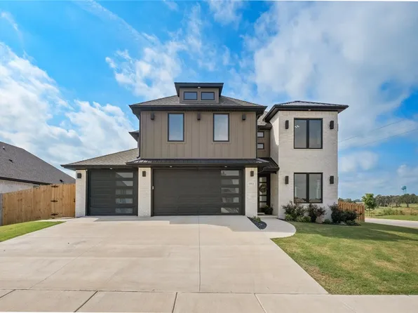 1911 Gaines St, Pea Ridge, AR 72751