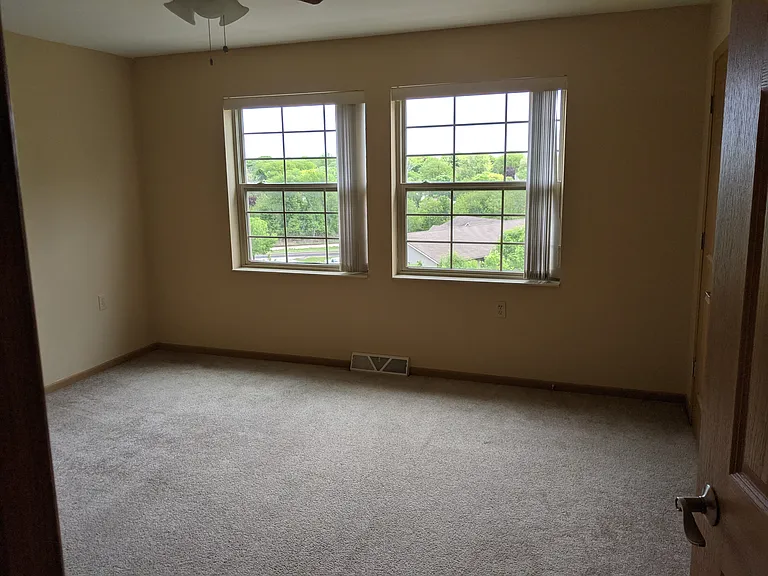 5733 Lexington St — Photo 8