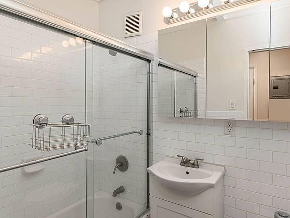5th image of 2654 Gough St APT 306