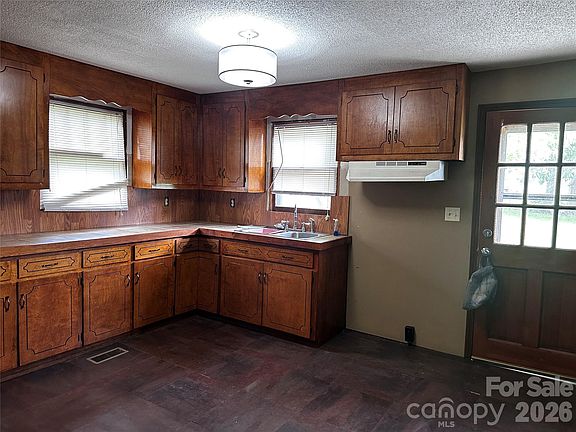 3rd image of 2202 Brookview Ave