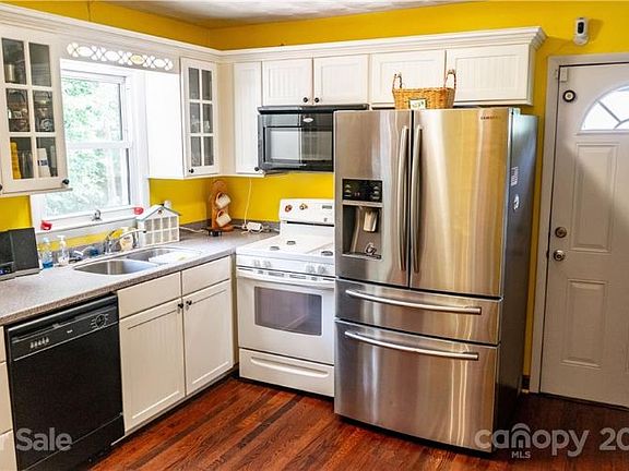 4th image of 1040 15th St SE