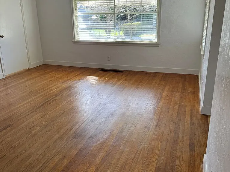 1533 Melrose St — Photo 3