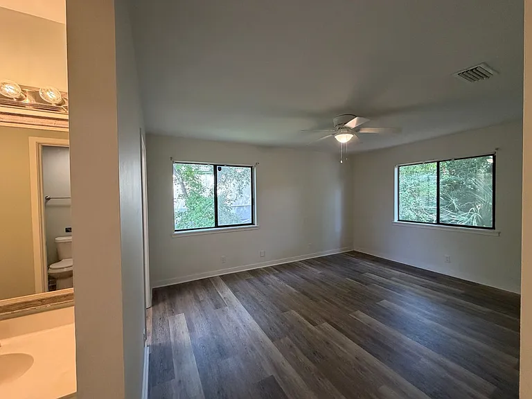 237 Georgia St — Photo 9