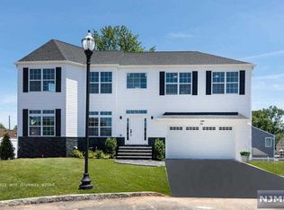 28 Lamb Ct, Norwood, NJ 07648