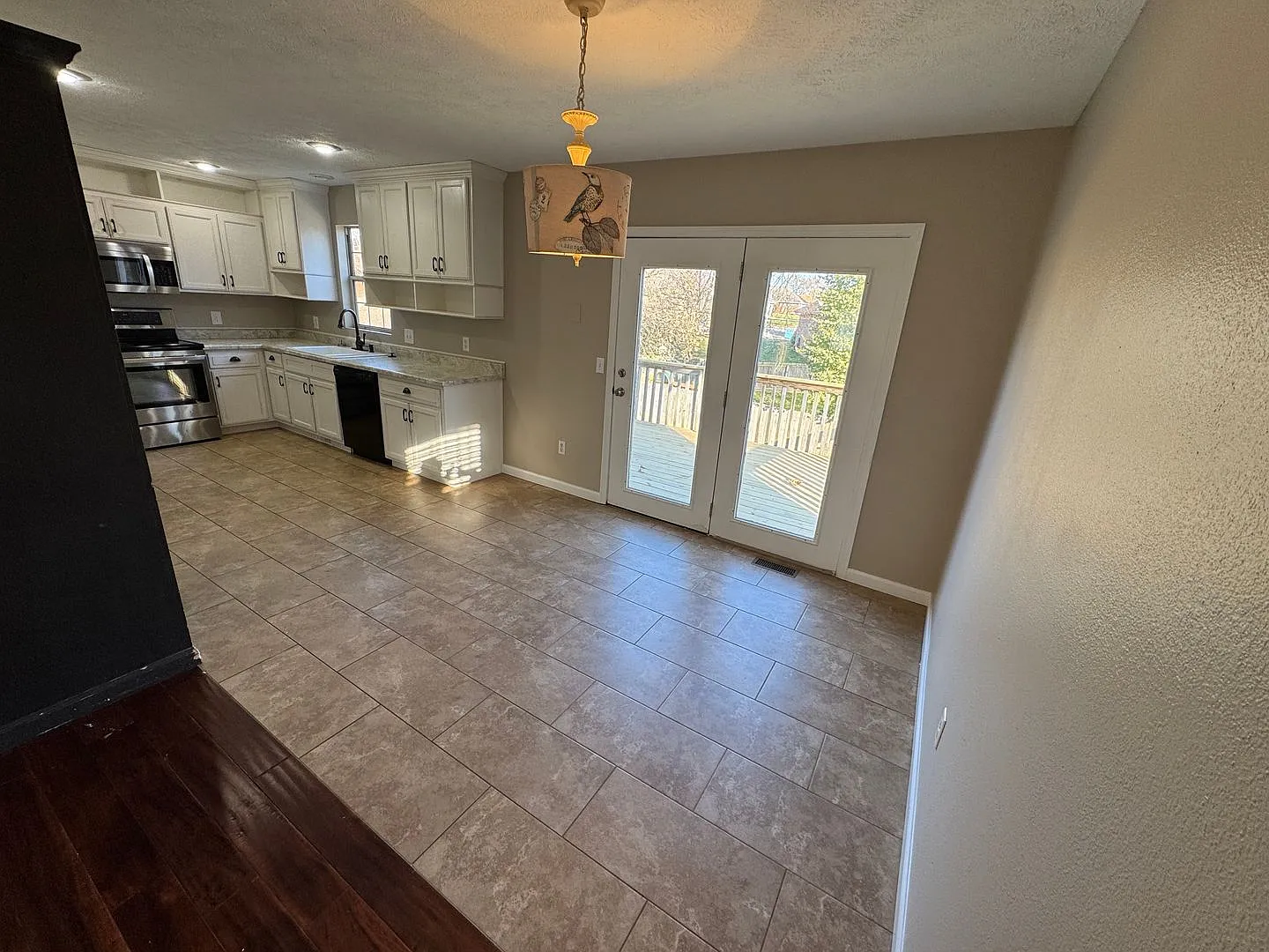 Beautiful 4 Bedroom Home in Nixa, MO — Photo 3