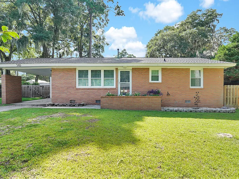 510 Center Dr E — Photo 3