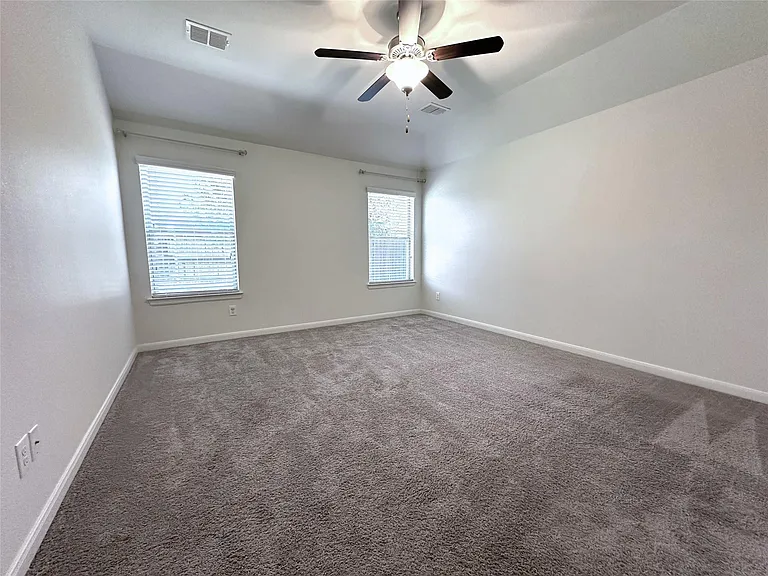 1302 Deerfield Dr — Photo 5