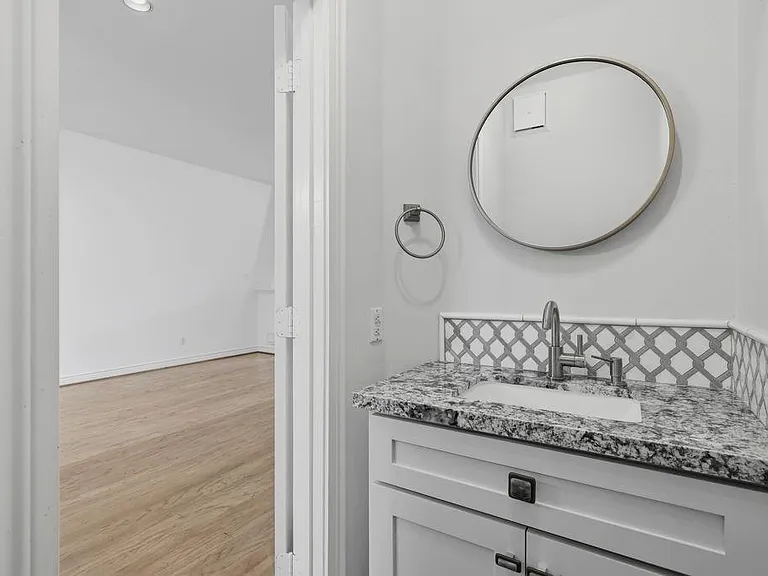 110 E Detering St — Photo 8