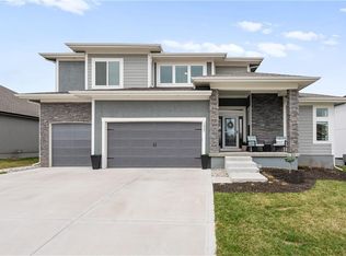 1532 SW Georgetown Dr, Lees Summit, MO 64082