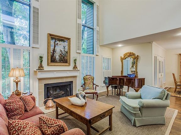 3rd image of 300 Sugarberry Cir