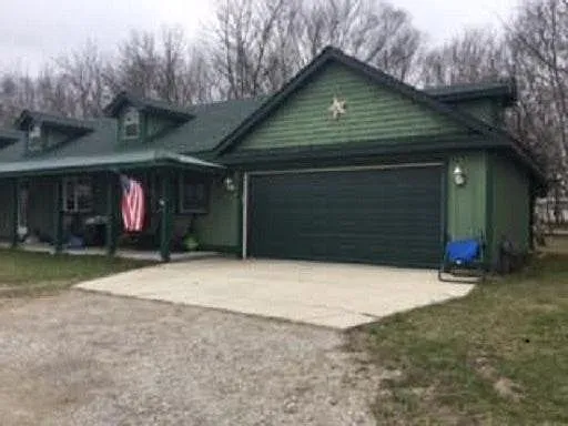 33 Thomas Dr photo 1