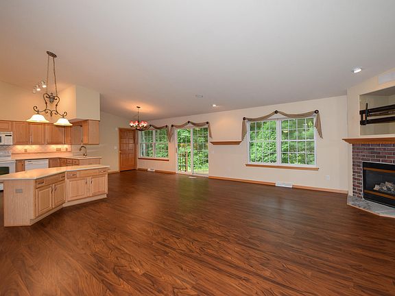 3rd image of W242N7286 S Woodsview Dr