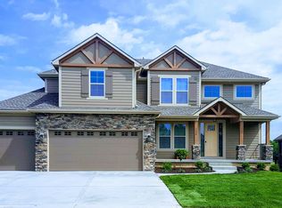 1028 SW Drake Cir, Lees Summit, MO 64082